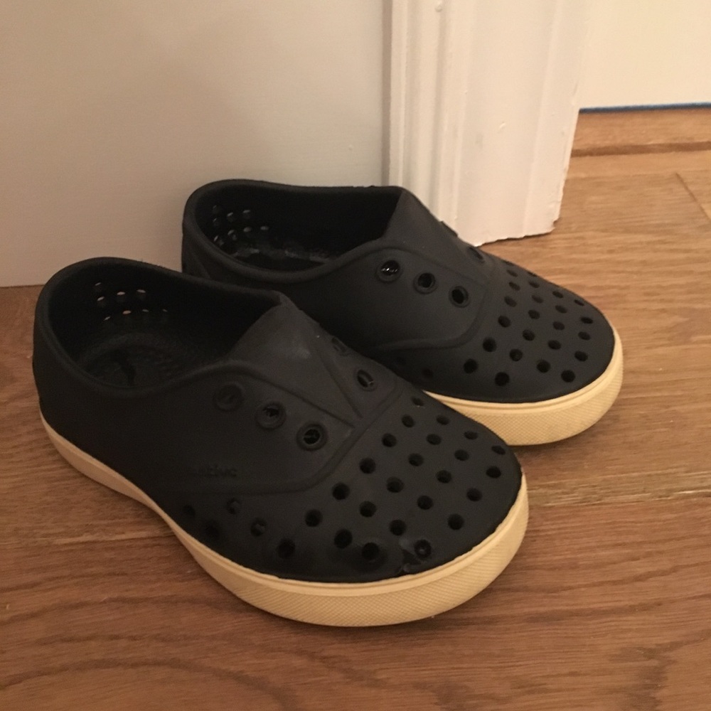 Native toddler shoes - 7 childrens - black natives